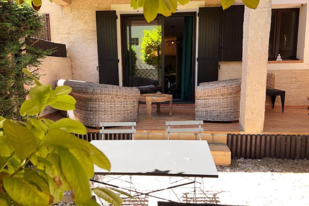 Ferienwohnung Cocoon'Isle - Jardinet- Jacuzzi LʼIsle-sur-la-Sorgue Exterior foto